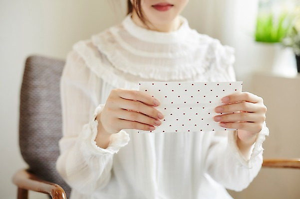 포토 JPG 손 여자 편지봉투 실내 한명 들기 20대 성인 앞모습 아웃포커스 신체부위 편지 성인여자한명만 국내포토 1 뷰포인트 모션 봉투 촬영기법 사람 청년 내부 여자한명만 성인여자만 파일형식