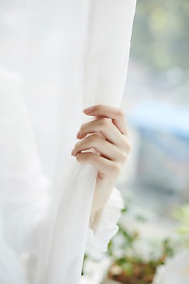 포토 JPG 식물 손 여자 실내 한명 20대 성인 아웃포커스 신체부위 잡기 커튼 성인여자한명만 국내포토 1 모션 촬영기법 사람 청년 내부 여자한명만 성인여자만 파일형식
