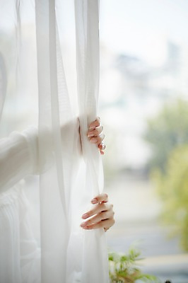 포토 JPG 식물 손 여자 실내 한명 20대 성인 아웃포커스 신체부위 잡기 커튼 성인여자한명만 국내포토 1 모션 촬영기법 사람 청년 내부 여자한명만 성인여자만 파일형식