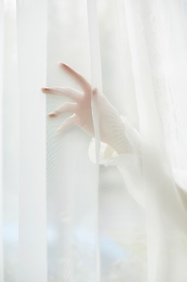 포토 JPG 손 여자 실내 한명 20대 성인 아웃포커스 신체부위 커튼 성인여자한명만 국내포토 1 촬영기법 사람 청년 내부 여자한명만 성인여자만 파일형식