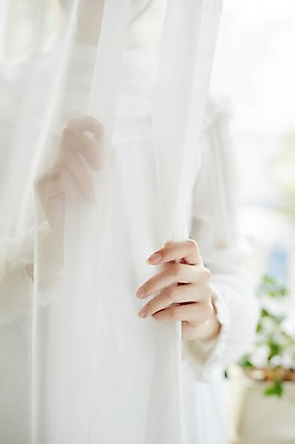 포토 JPG 손 여자 실내 한명 20대 성인 앞모습 아웃포커스 신체부위 잡기 커튼 성인여자한명만 국내포토 1 뷰포인트 모션 촬영기법 사람 청년 내부 여자한명만 성인여자만 파일형식