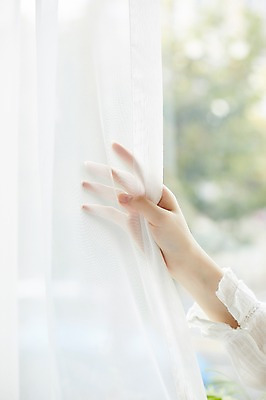 포토 JPG 손 여자 실내 한명 20대 성인 아웃포커스 신체부위 잡기 커튼 성인여자한명만 국내포토 1 모션 촬영기법 사람 청년 내부 여자한명만 성인여자만 파일형식