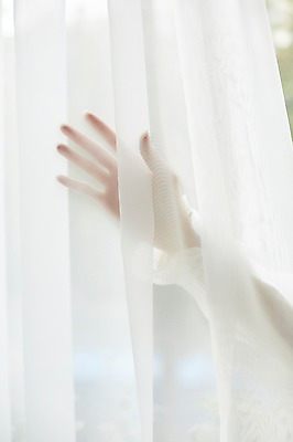 포토 JPG 손 여자 실내 한명 20대 성인 아웃포커스 신체부위 커튼 성인여자한명만 국내포토 1 촬영기법 사람 청년 내부 여자한명만 성인여자만 파일형식