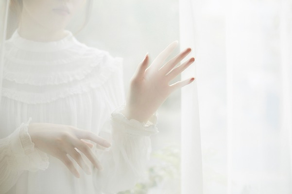 포토 JPG 손 여자 실내 한명 20대 성인 앞모습 아웃포커스 신체부위 커튼 성인여자한명만 국내포토 1 뷰포인트 촬영기법 사람 청년 내부 여자한명만 성인여자만 파일형식