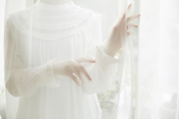 포토 JPG 손 여자 실내 한명 20대 성인 앞모습 아웃포커스 신체부위 커튼 성인여자한명만 국내포토 1 뷰포인트 촬영기법 사람 청년 내부 여자한명만 성인여자만 파일형식