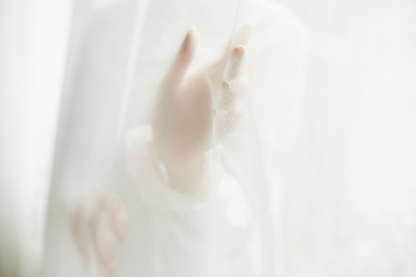 포토 JPG 손 여자 실내 한명 20대 성인 아웃포커스 신체부위 커튼 성인여자한명만 국내포토 1 촬영기법 사람 청년 내부 여자한명만 성인여자만 파일형식