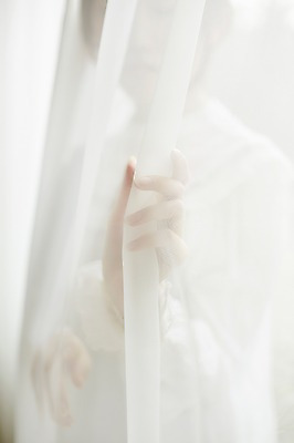 포토 JPG 손 여자 실내 한명 20대 성인 옆모습 아웃포커스 신체부위 커튼 성인여자한명만 국내포토 1 뷰포인트 촬영기법 사람 청년 내부 여자한명만 성인여자만 파일형식