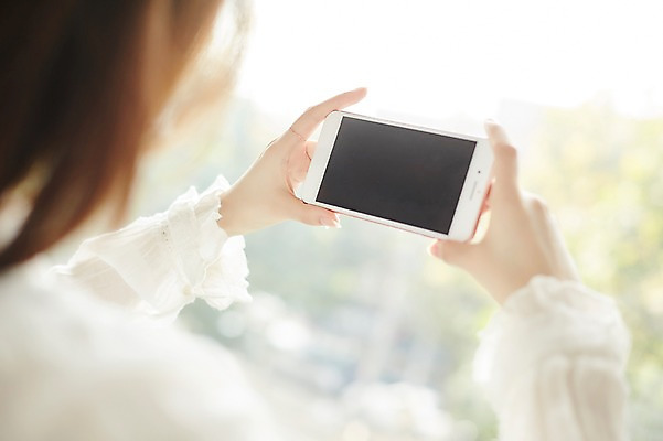 포토 JPG 손 여자 실내 한명 들기 20대 성인 뒷모습 아웃포커스 신체부위 스마트폰 사진촬영 성인여자한명만 국내포토 1 뷰포인트 모션 촬영기법 사람 청년 내부 핸드폰 스마트기기 촬영 여자한명만 성인여자만 파일형식