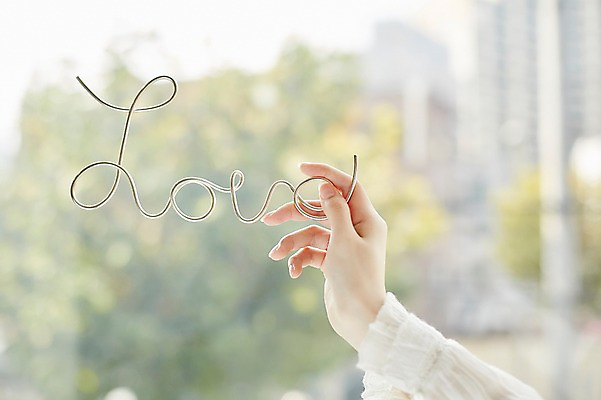 포토 JPG 손 여자 실내 사랑 한명 들기 20대 성인 아웃포커스 신체부위 성인여자한명만 국내포토 1 감정 모션 촬영기법 사람 청년 내부 여자한명만 성인여자만 파일형식