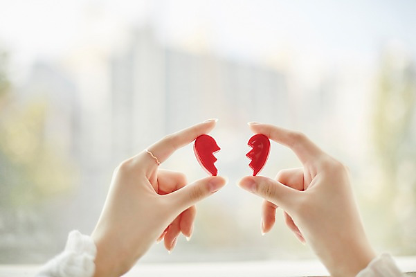 포토 JPG 손 여자 실내 한명 들기 20대 성인 아웃포커스 신체부위 하트 깨짐 성인여자한명만 국내포토 모양 1 컨셉 모션 촬영기법 사람 청년 내부 여자한명만 성인여자만 파일형식