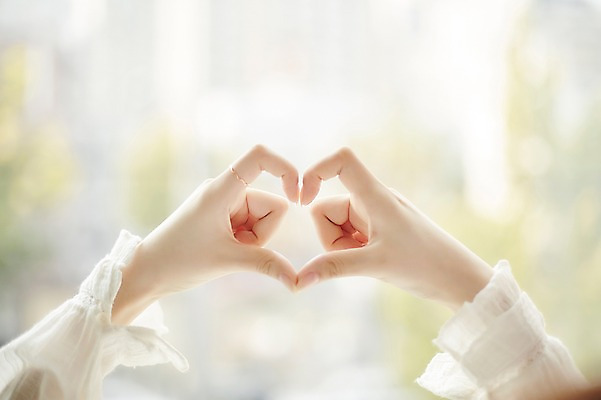 포토 JPG 손 여자 실내 한명 손짓 20대 성인 아웃포커스 신체부위 손하트 성인여자한명만 국내포토 1 모션 촬영기법 사람 청년 내부 여자한명만 성인여자만 파일형식