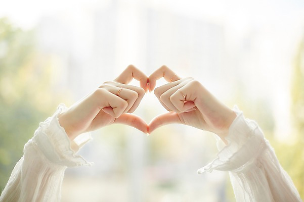 포토 JPG 손 여자 방울토마토 실내 한명 손짓 20대 성인 아웃포커스 신체부위 손하트 성인여자한명만 국내포토 1 토마토 모션 촬영기법 사람 청년 내부 여자한명만 성인여자만 파일형식