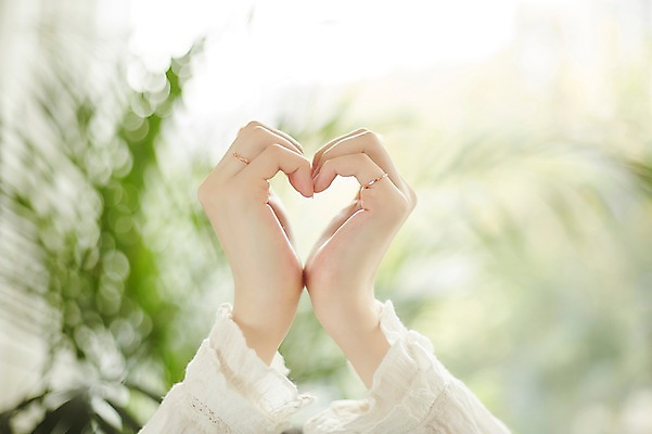 포토 JPG 손 여자 실내 한명 손짓 20대 성인 아웃포커스 신체부위 손하트 성인여자한명만 국내포토 1 모션 촬영기법 사람 청년 내부 여자한명만 성인여자만 파일형식