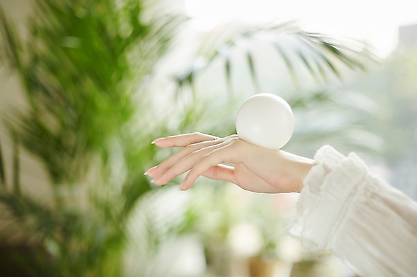 포토 JPG 식물 손 여자 실내 한명 20대 성인 아웃포커스 신체부위 올리기 성인여자한명만 무드등 국내포토 1 모션 조명 촬영기법 사람 청년 내부 여자한명만 성인여자만 파일형식