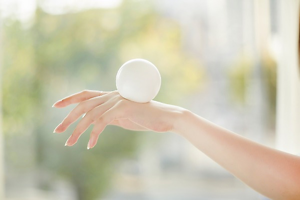 포토 JPG 손 여자 실내 한명 20대 성인 아웃포커스 신체부위 올리기 성인여자한명만 무드등 국내포토 1 모션 조명 촬영기법 사람 청년 내부 여자한명만 성인여자만 파일형식