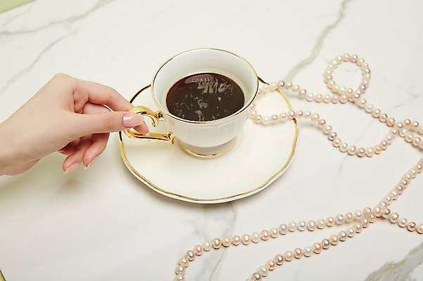 포토 JPG 손 여자 커피 실내 한명 들기 20대 성인 신체부위 잡기 커피잔 진주목걸이 성인여자한명만 국내포토 1 음료 목걸이 모션 잔 사람 청년 내부 진주_보석 여자한명만 성인여자만 파일형식