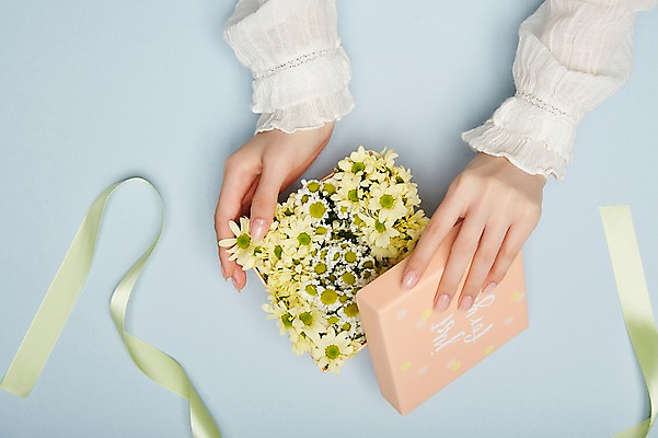 포토 JPG 손 여자 꽃 리본 실내 한명 20대 성인 신체부위 선물상자 잡기 성인여자한명만 국내포토 식물 1 모션 선물 사람 청년 내부 상자 여자한명만 성인여자만 파일형식