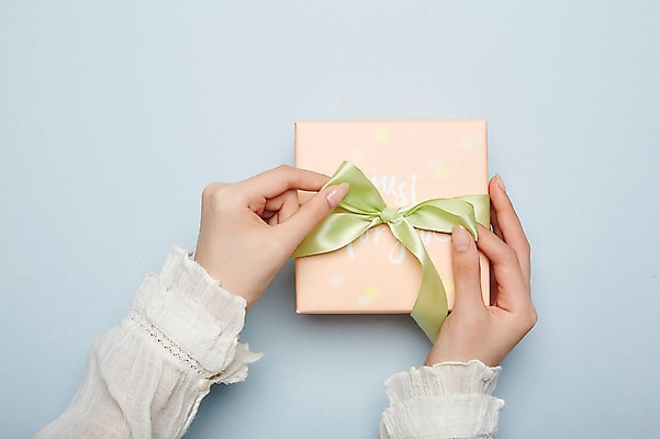 포토 JPG 손 여자 리본 실내 한명 20대 성인 신체부위 선물상자 잡기 성인여자한명만 국내포토 1 모션 선물 사람 청년 내부 상자 여자한명만 성인여자만 파일형식