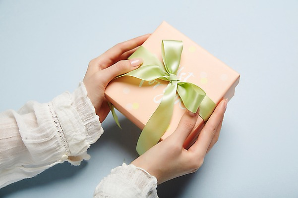 포토 JPG 손 여자 리본 실내 한명 20대 성인 신체부위 선물상자 잡기 성인여자한명만 국내포토 1 모션 선물 사람 청년 내부 상자 여자한명만 성인여자만 파일형식