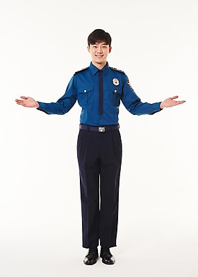 포토 JPG 스튜디오촬영 전신 남자 팔벌리기 실내 한명 서기 웃음 20대 성인 앞모습 한국인 경찰 경찰복 성인남자한명만 국내포토 직업 1 뷰포인트 유니폼 모션 표정 사람 동양인 청년 내부 남자한명만 성인남자만 파일형식