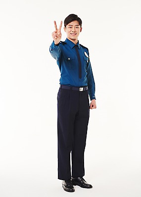 포토 JPG 스튜디오촬영 전신 남자 2 실내 한명 서기 웃음 손짓 20대 성인 앞모습 한국인 경찰 경찰복 성인남자한명만 국내포토 직업 1 뷰포인트 유니폼 모션 표정 사람 동양인 청년 내부 남자한명만 성인남자만 파일형식 옷 인종 남자만 성인만