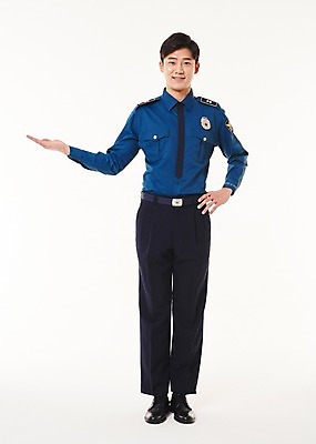 포토 JPG 스튜디오촬영 전신 남자 허리손 실내 한명 서기 웃음 20대 성인 앞모습 한국인 가리킴 경찰 경찰복 성인남자한명만 국내포토 직업 1 뷰포인트 포즈 유니폼 모션 표정 사람 동양인 손짓 청년 내부 남자한명만 성인남자만 파일형식