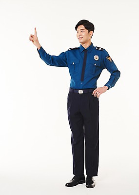 포토 JPG 스튜디오촬영 전신 응시 남자 실내 한명 서기 웃음 손짓 20대 성인 앞모습 한국인 가리킴 경찰 경찰복 성인남자한명만 국내포토 직업 1 시선 뷰포인트 유니폼 모션 표정 사람 동양인 청년 내부 남자한명만 성인남자만 파일형식