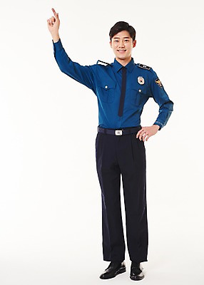 포토 JPG 스튜디오촬영 전신 남자 실내 한명 서기 웃음 손짓 20대 성인 앞모습 한국인 가리킴 경찰 경찰복 성인남자한명만 국내포토 직업 1 뷰포인트 유니폼 모션 표정 사람 동양인 청년 내부 남자한명만 성인남자만 파일형식
