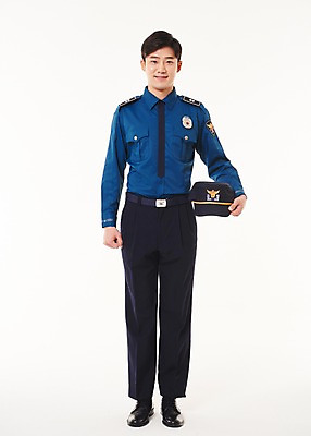 포토 JPG 스튜디오촬영 전신 남자 실내 한명 서기 웃음 들기 20대 성인 앞모습 한국인 경찰 경찰복 경찰모자 성인남자한명만 국내포토 직업 모자_잡화 1 뷰포인트 유니폼 모션 표정 사람 동양인 청년 내부 남자한명만 성인남자만 파일형식