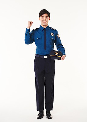 포토 JPG 스튜디오촬영 전신 남자 실내 한명 서기 웃음 들기 20대 성인 앞모습 파이팅 한국인 경찰 경찰복 경찰모자 성인남자한명만 국내포토 직업 모자_잡화 1 뷰포인트 유니폼 모션 표정 사람 동양인 청년 내부 남자한명만 성인남자만 파일형식