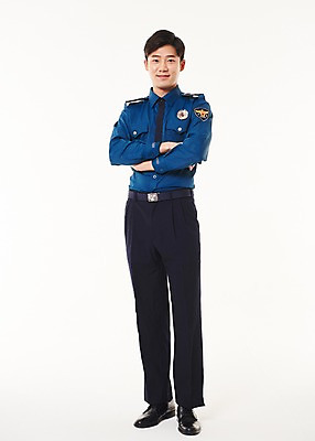 포토 JPG 스튜디오촬영 전신 남자 실내 한명 서기 웃음 20대 성인 앞모습 팔짱 한국인 경찰 경찰복 성인남자한명만 국내포토 직업 1 뷰포인트 유니폼 모션 표정 사람 동양인 청년 내부 남자한명만 성인남자만 파일형식