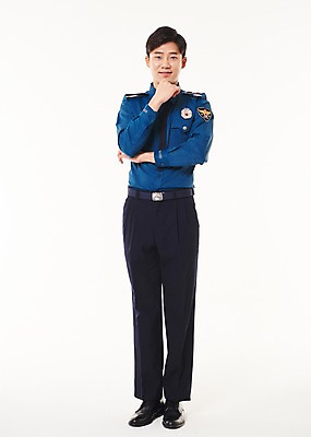 포토 JPG 스튜디오촬영 전신 남자 실내 한명 서기 웃음 20대 성인 앞모습 턱괴기 한국인 경찰 경찰복 성인남자한명만 국내포토 직업 1 뷰포인트 유니폼 모션 표정 사람 동양인 청년 내부 남자한명만 성인남자만 파일형식