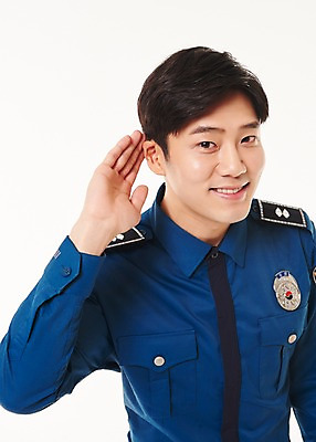 포토 JPG 스튜디오촬영 남자 실내 한명 서기 웃음 손짓 상반신 20대 성인 앞모습 듣기 한국인 경찰 경찰복 성인남자한명만 국내포토 직업 1 뷰포인트 유니폼 모션 표정 사람 동양인 청년 내부 남자한명만 성인남자만 파일형식