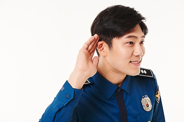 포토 JPG 스튜디오촬영 남자 실내 한명 서기 웃음 손짓 상반신 20대 성인 옆모습 듣기 한국인 경찰 경찰복 성인남자한명만 국내포토 직업 1 뷰포인트 유니폼 모션 표정 사람 동양인 청년 내부 남자한명만 성인남자만 파일형식