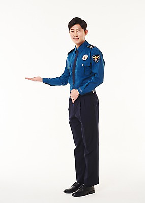포토 JPG 스튜디오촬영 전신 남자 안내 실내 한명 서기 웃음 20대 성인 옆모습 한국인 가리킴 경찰 경찰복 성인남자한명만 국내포토 직업 1 뷰포인트 유니폼 모션 표정 사람 동양인 손짓 청년 내부 남자한명만 성인남자만 파일형식