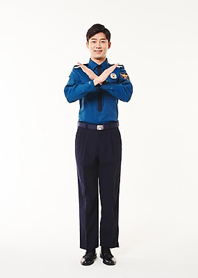 포토 JPG 스튜디오촬영 전신 남자 실내 한명 서기 웃음 20대 성인 앞모습 한국인 금지 경찰 X 아니오 경찰복 엄격한 성인남자한명만 국내포토 직업 1 알파벳 뷰포인트 유니폼 모션 표정 사람 동양인 청년 내부 남자한명만 성인남자만 파일형식