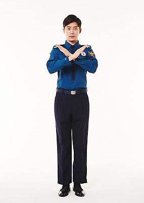 포토 JPG 스튜디오촬영 전신 남자 실내 한명 서기 20대 성인 앞모습 한국인 금지 경찰 X 아니오 경찰복 엄격한 성인남자한명만 국내포토 직업 1 알파벳 뷰포인트 유니폼 모션 사람 동양인 청년 내부 남자한명만 성인남자만 파일형식