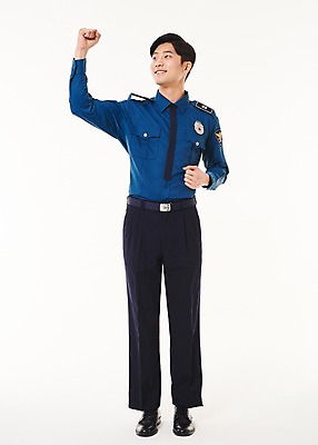 포토 JPG 스튜디오촬영 전신 응시 남자 실내 한명 서기 웃음 20대 성인 앞모습 파이팅 주먹 한국인 경찰 경찰복 성인남자한명만 국내포토 직업 1 시선 뷰포인트 유니폼 모션 표정 사람 동양인 청년 내부 남자한명만 성인남자만 파일형식