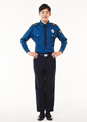 포토 JPG 스튜디오촬영 전신 남자 허리손 실내 한명 서기 웃음 20대 성인 앞모습 한국인 경찰 경찰복 성인남자한명만 국내포토 직업 1 뷰포인트 포즈 유니폼 모션 표정 사람 동양인 청년 내부 남자한명만 성인남자만 파일형식