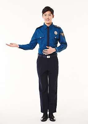 포토 JPG 스튜디오촬영 전신 남자 안내 실내 한명 서기 웃음 20대 성인 앞모습 한국인 경찰 경찰복 성인남자한명만 국내포토 직업 1 뷰포인트 유니폼 모션 표정 사람 동양인 청년 내부 남자한명만 성인남자만 파일형식