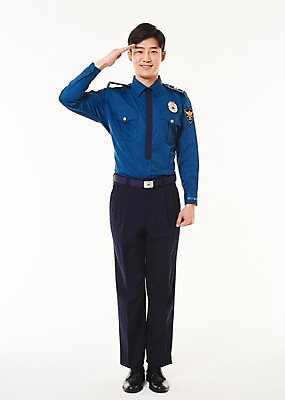 포토 JPG 스튜디오촬영 전신 남자 실내 한명 서기 웃음 20대 성인 앞모습 한국인 경찰 경찰복 경례 성인남자한명만 국내포토 직업 1 뷰포인트 유니폼 모션 표정 사람 동양인 청년 내부 인사 남자한명만 성인남자만 파일형식