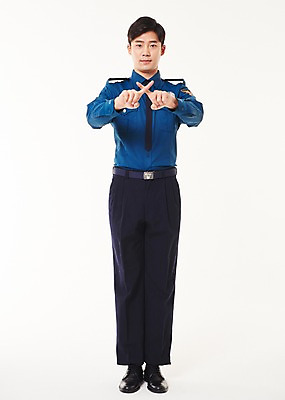 포토 JPG 스튜디오촬영 전신 남자 실내 한명 서기 20대 성인 앞모습 한국인 금지 경찰 X 아니오 경찰복 엄격한 성인남자한명만 국내포토 직업 1 알파벳 뷰포인트 유니폼 모션 사람 동양인 청년 내부 남자한명만 성인남자만 파일형식