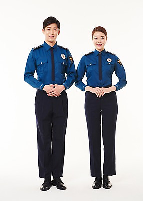 포토 JPG 스튜디오촬영 전신 여자 남자 실내 서기 웃음 20대 성인 두명 앞모습 한국인 경찰 동료 경찰복 손모으기 국내포토 직업 뷰포인트 유니폼 관계 모션 표정 사람 동양인 손짓 청년 내부 파일형식