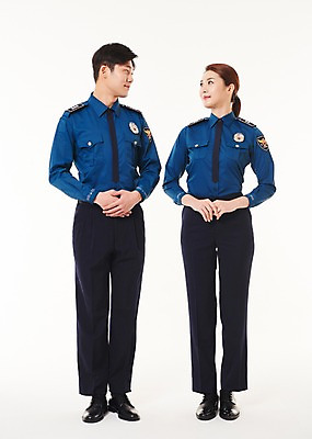 포토 JPG 스튜디오촬영 전신 응시 여자 남자 실내 서기 웃음 20대 성인 두명 앞모습 한국인 경찰 동료 경찰복 손모으기 국내포토 직업 시선 뷰포인트 유니폼 관계 모션 표정 사람 동양인 손짓 청년 내부 파일형식 옷 인종