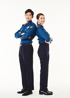 포토 JPG 스튜디오촬영 전신 여자 남자 실내 서기 웃음 20대 성인 두명 옆모습 팔짱 한국인 등맞대기 경찰 동료 경찰복 국내포토 직업 뷰포인트 유니폼 관계 모션 표정 사람 동양인 청년 내부 파일형식 옷 인종
