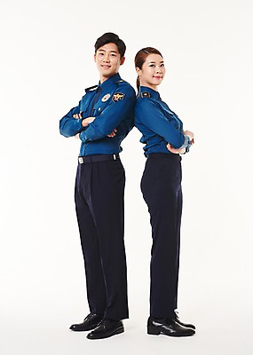 포토 JPG 스튜디오촬영 전신 여자 남자 실내 서기 웃음 20대 성인 두명 옆모습 팔짱 한국인 등맞대기 경찰 동료 경찰복 국내포토 직업 뷰포인트 유니폼 관계 모션 표정 사람 동양인 청년 내부 파일형식