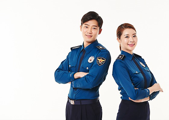 포토 JPG 스튜디오촬영 여자 남자 실내 서기 웃음 상반신 20대 성인 두명 옆모습 팔짱 한국인 경찰 동료 경찰복 국내포토 직업 뷰포인트 유니폼 관계 모션 표정 사람 동양인 청년 내부 파일형식