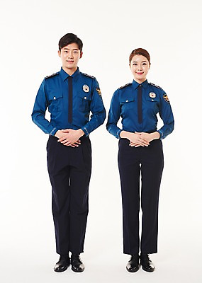 포토 JPG 스튜디오촬영 전신 여자 남자 실내 서기 웃음 20대 성인 두명 앞모습 한국인 경찰 동료 경찰복 손모으기 국내포토 직업 뷰포인트 유니폼 관계 모션 표정 사람 동양인 손짓 청년 내부 파일형식