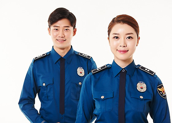 포토 JPG 스튜디오촬영 여자 남자 실내 서기 웃음 상반신 20대 성인 두명 앞모습 한국인 경찰 동료 경찰복 국내포토 직업 뷰포인트 유니폼 관계 모션 표정 사람 동양인 청년 내부 파일형식