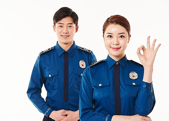 포토 JPG 스튜디오촬영 여자 남자 실내 서기 웃음 상반신 20대 성인 두명 앞모습 한국인 경찰 OK 동료 경찰복 손모으기 국내포토 직업 뷰포인트 유니폼 관계 모션 표정 사람 동양인 손짓 청년 내부 파일형식